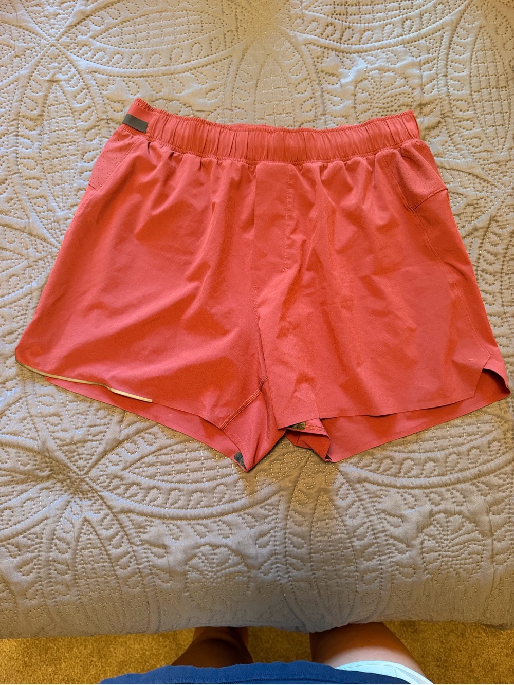 LIKE NEW MENS LULULEMON SHORTS M